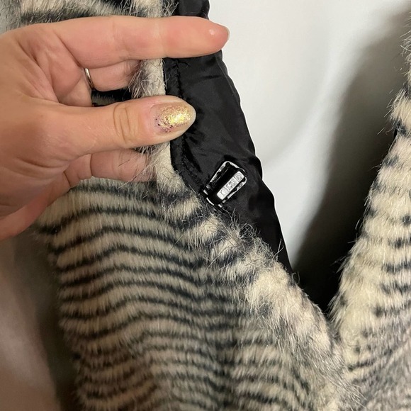 Betsey Johnson Black & White Zebra Stripe Faux Fur Boho Vest With Belt Size S - Picture 7 of 14